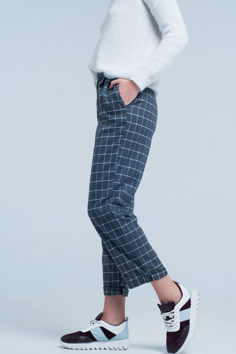 Pantalon gris à carreaux blanc