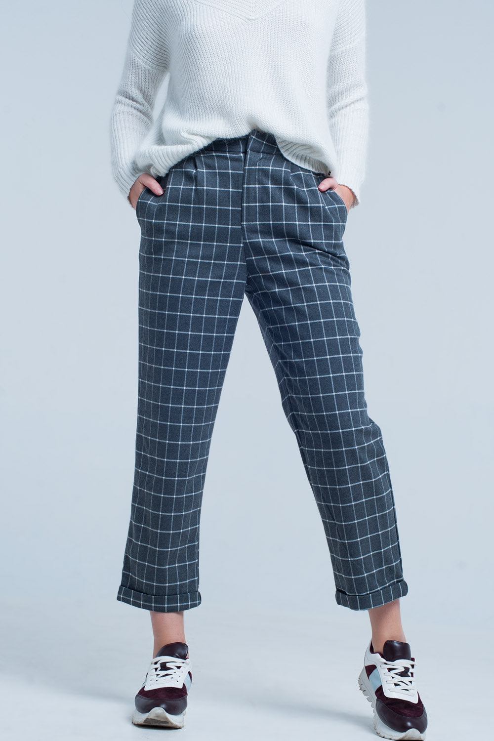 Pantalon gris à carreaux blanc