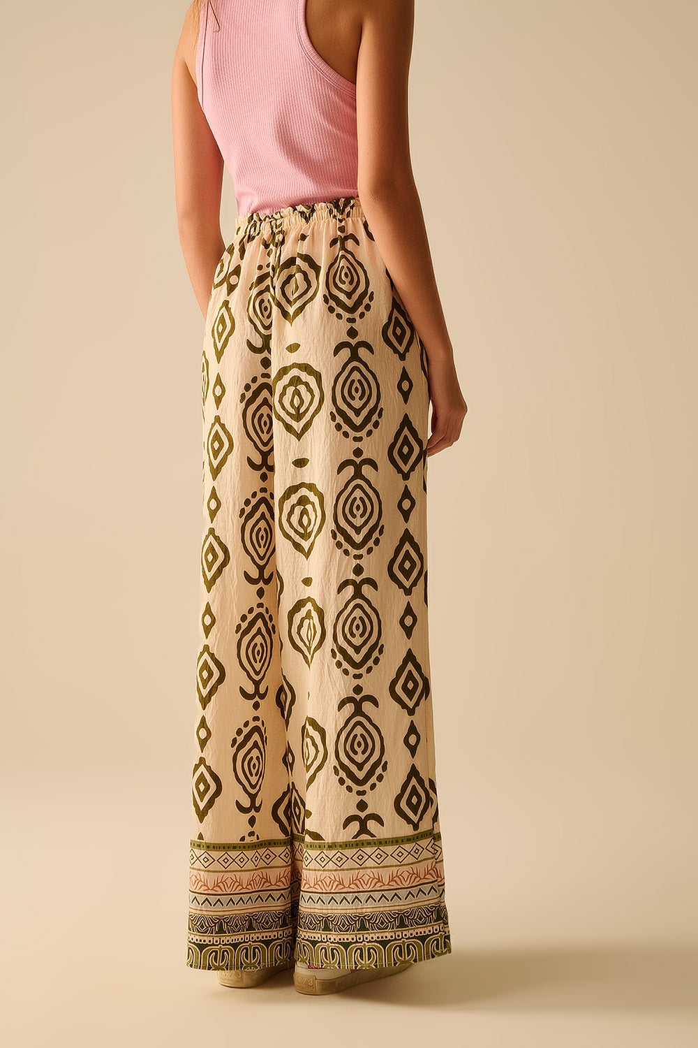 Pantalon kaki à jambes larges avec imprimé bohème