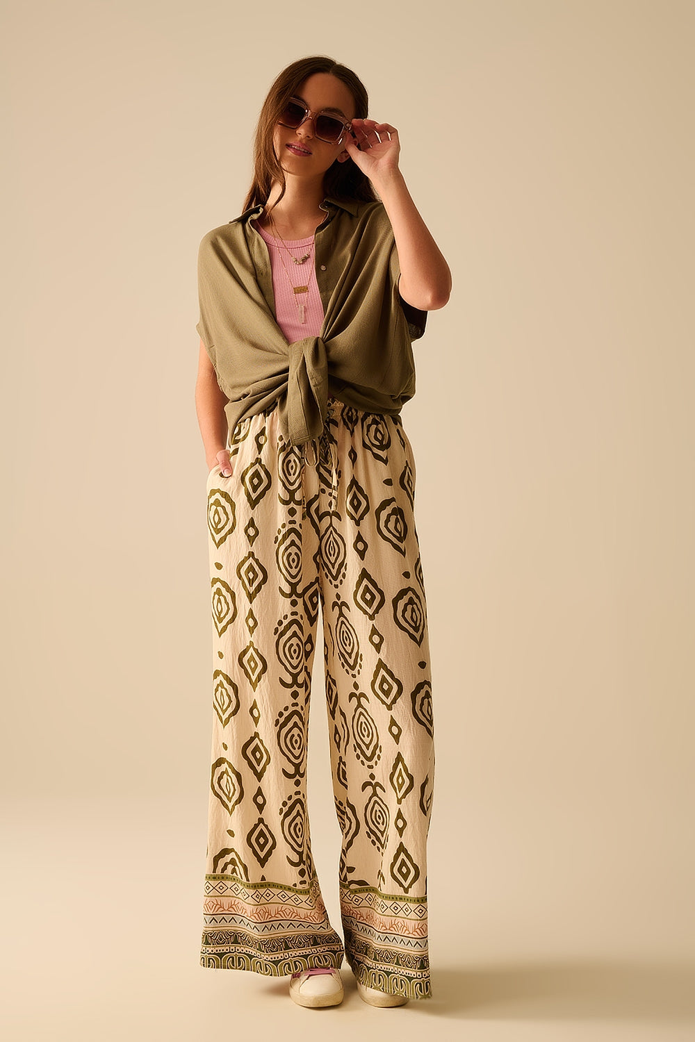 Pantalon kaki à jambes larges avec imprimé bohème