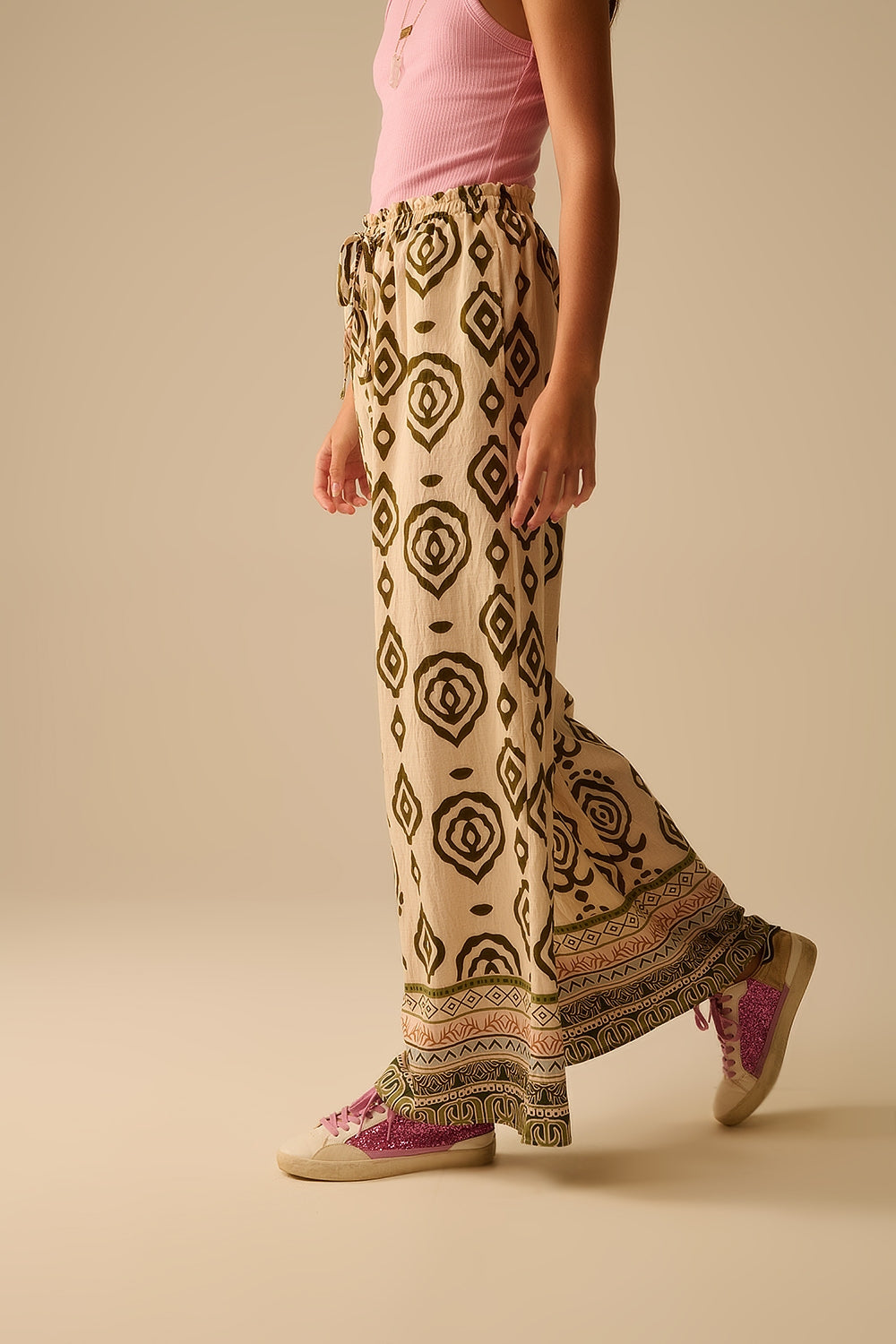 Pantalon kaki à jambes larges avec imprimé bohème