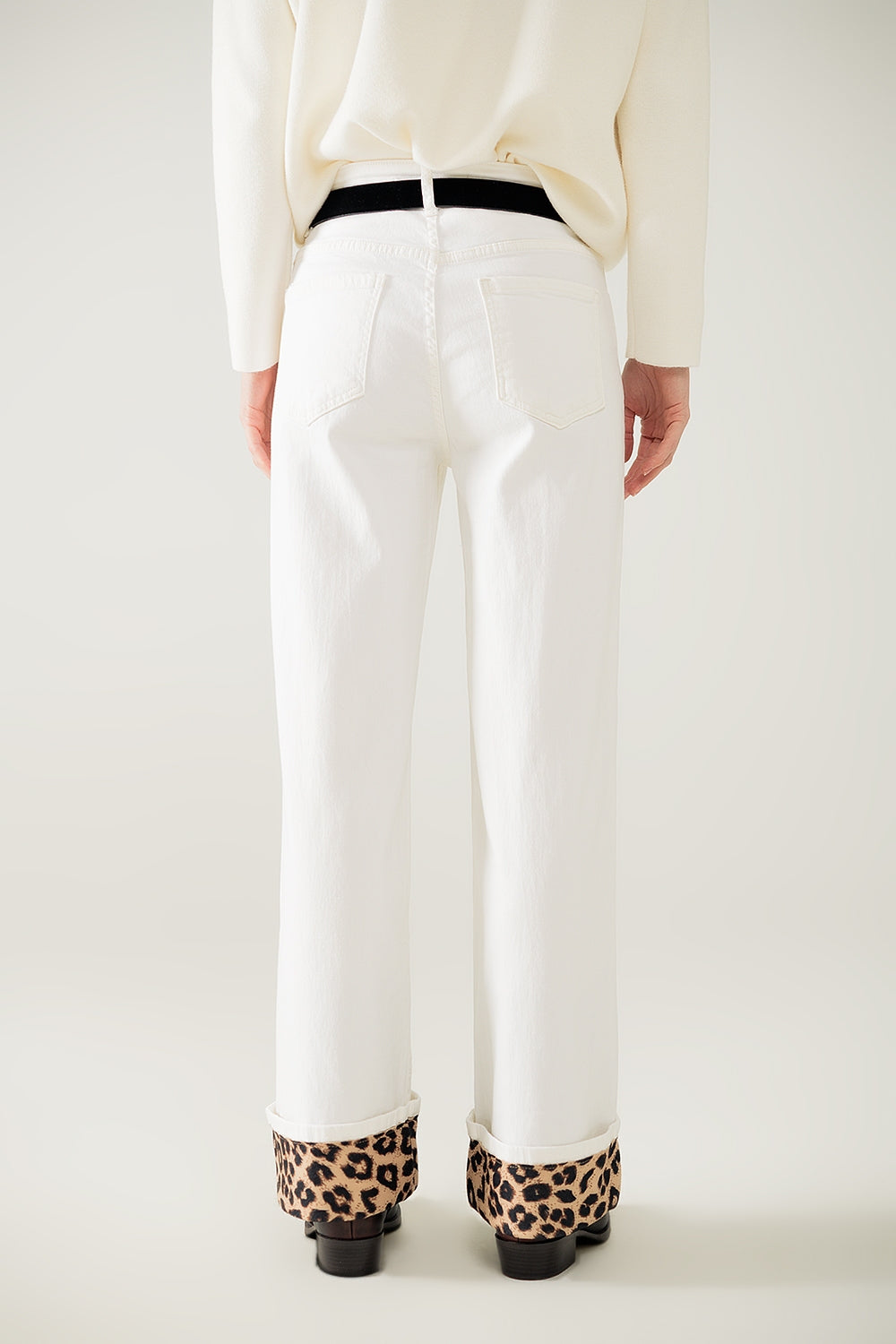 Pantalon large crème avec imprimé léopard en bas