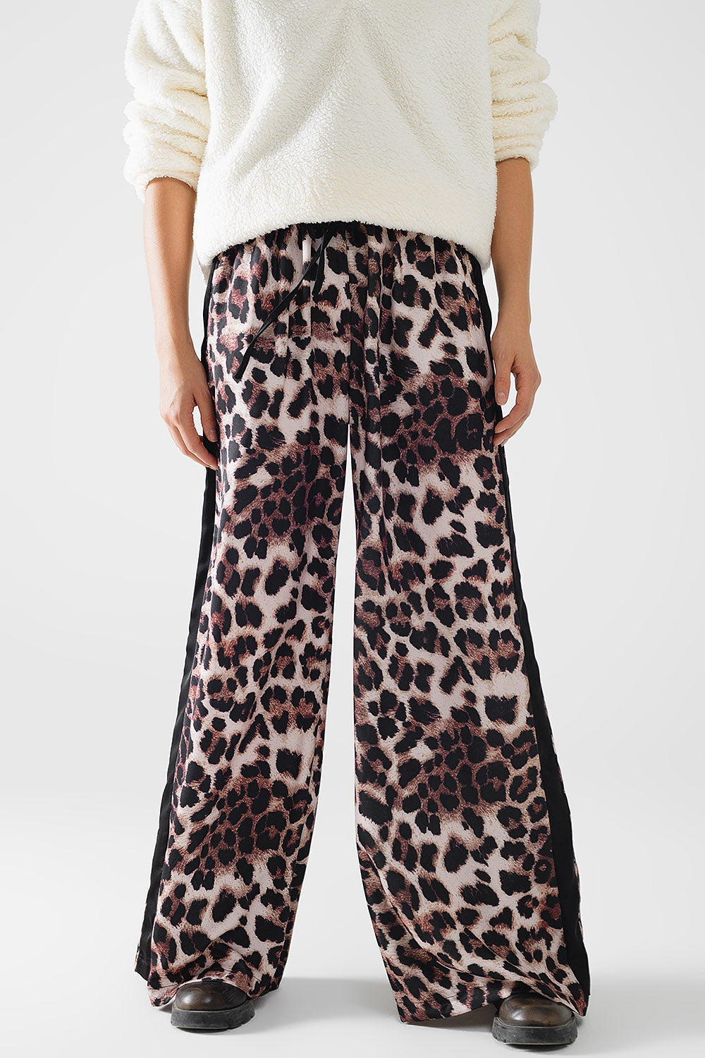 Pantalon large en léopard avec bande latérale en satin