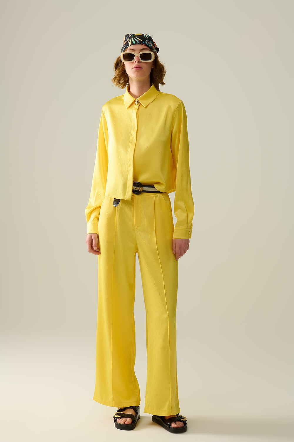 pantalon large jaune en satin texturé