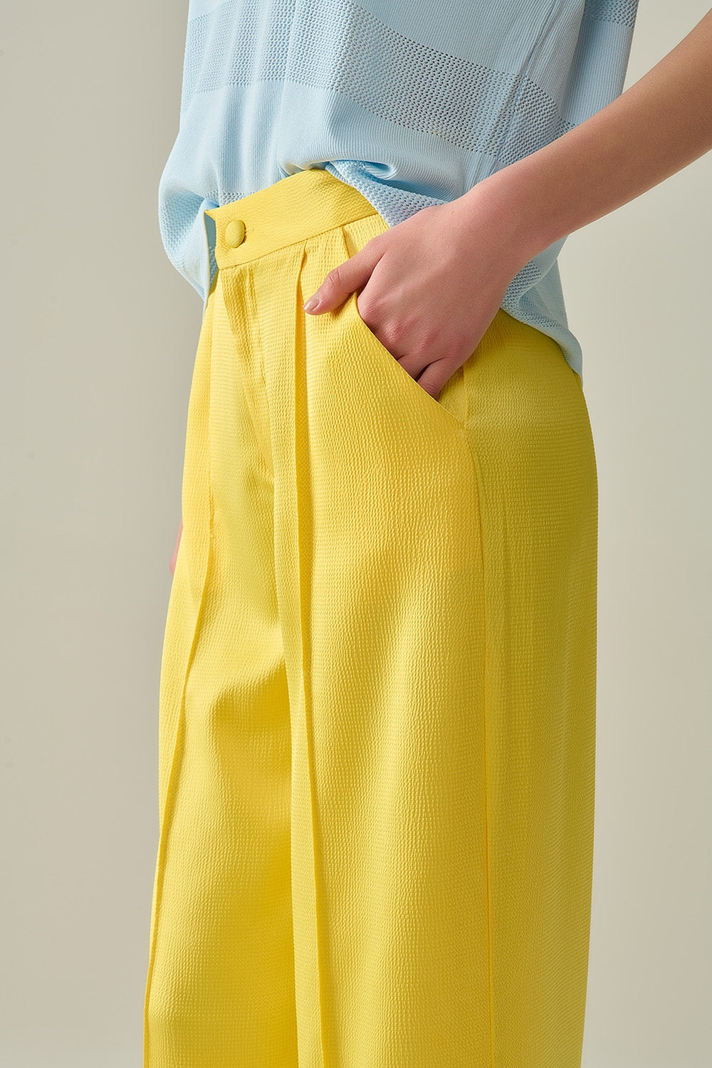 pantalon large jaune en satin texturé