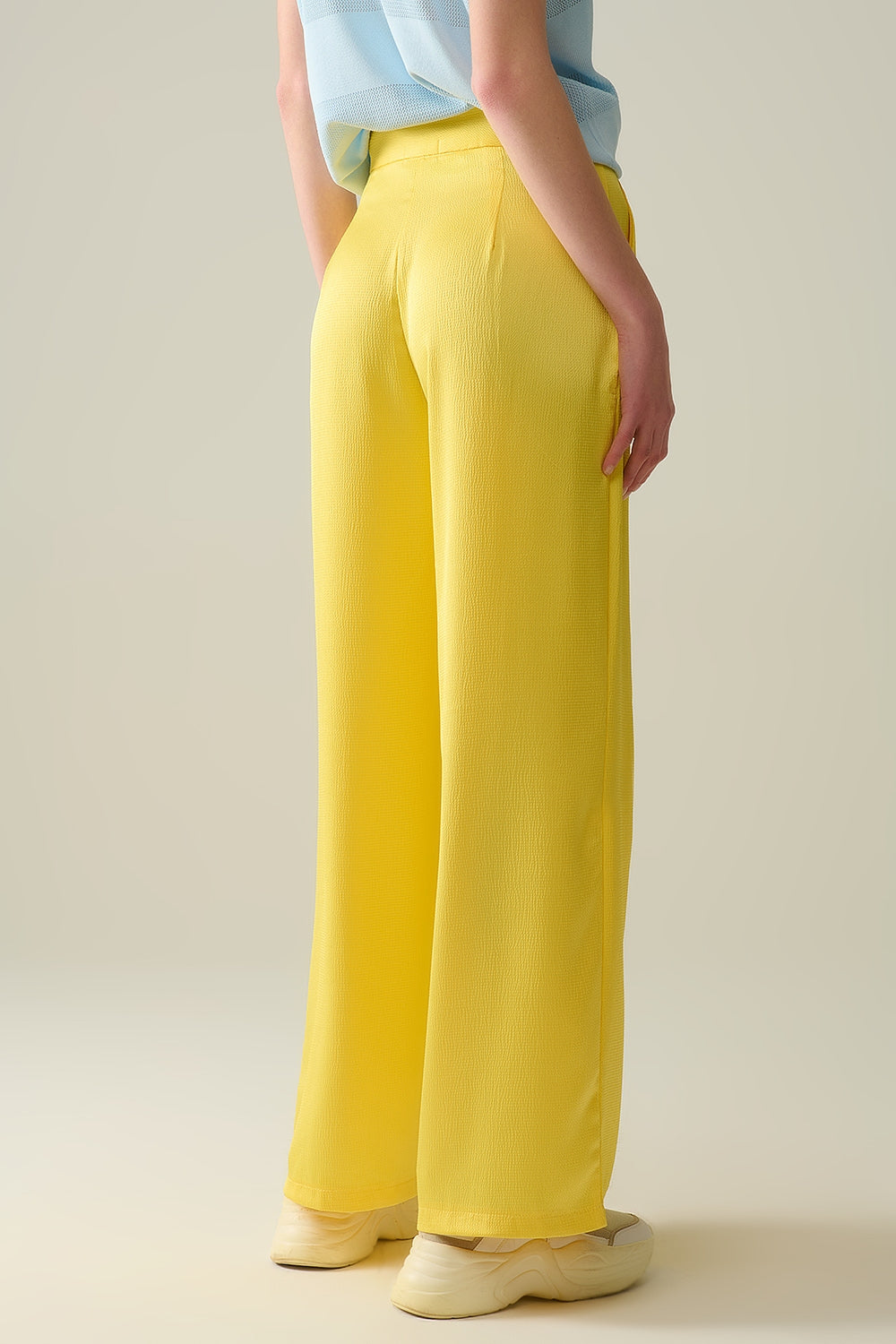 pantalon large jaune en satin texturé