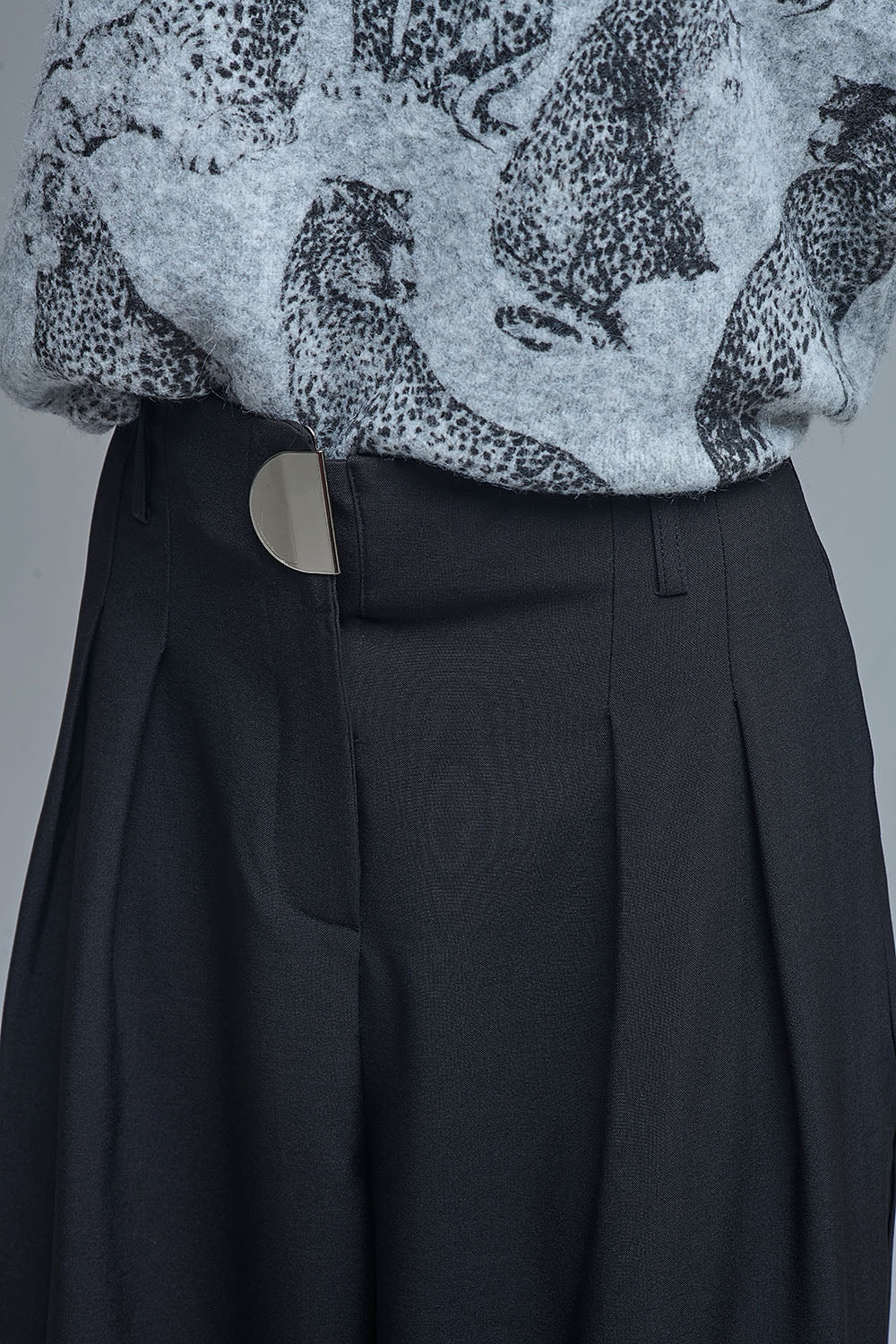 Pantalon large noir à plis avec boucle en métal