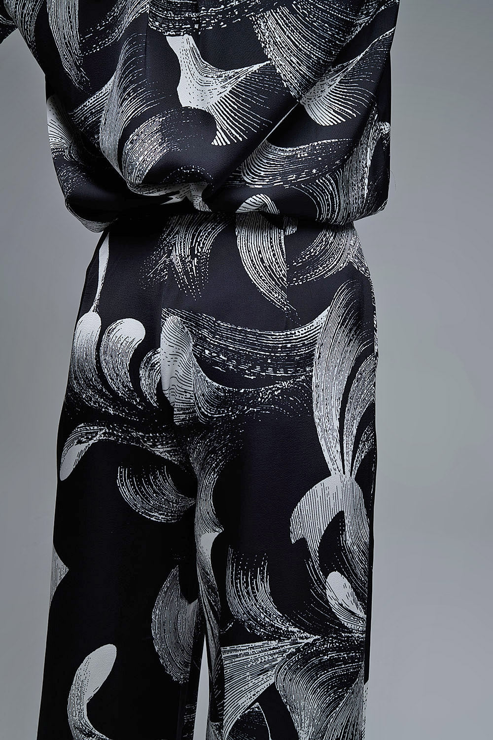 Pantalon large noir imprimé élégant en tissu satiné