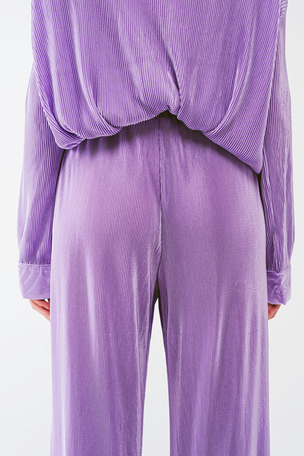 Pantalon large plissé en satin lila