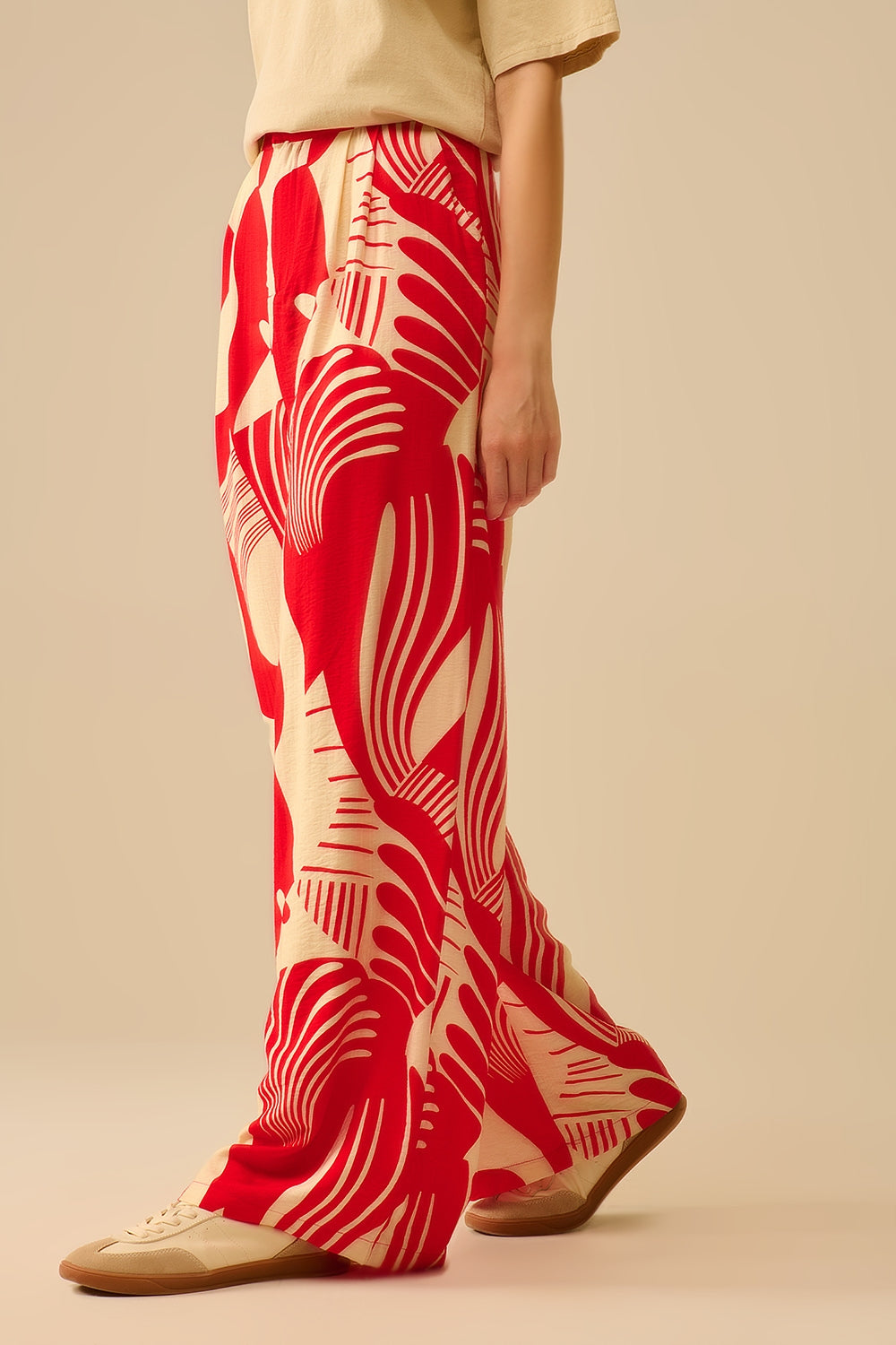 Pantalon large rouge à imprimé abstrait