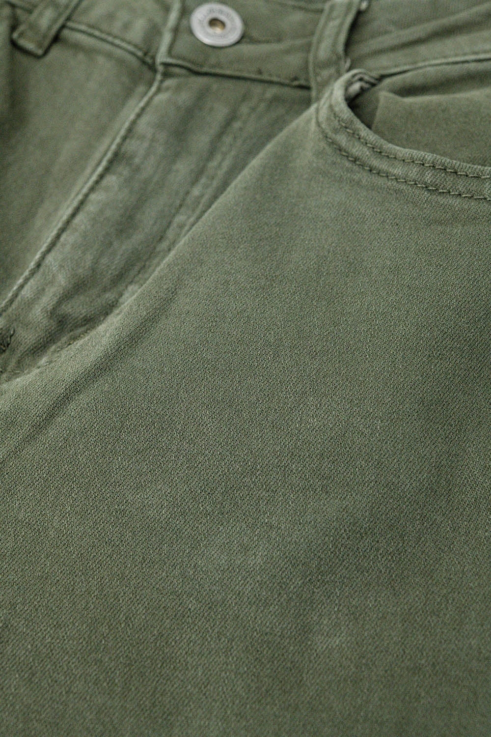 Pantalon large vert militaire avec imprimé léopard au bas de la jambe