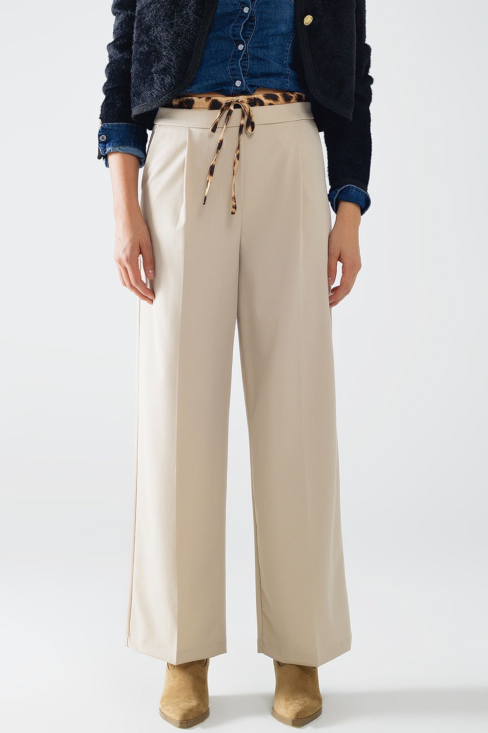 Q2 Pantalon long beige à plis avec détail léopard à la taille