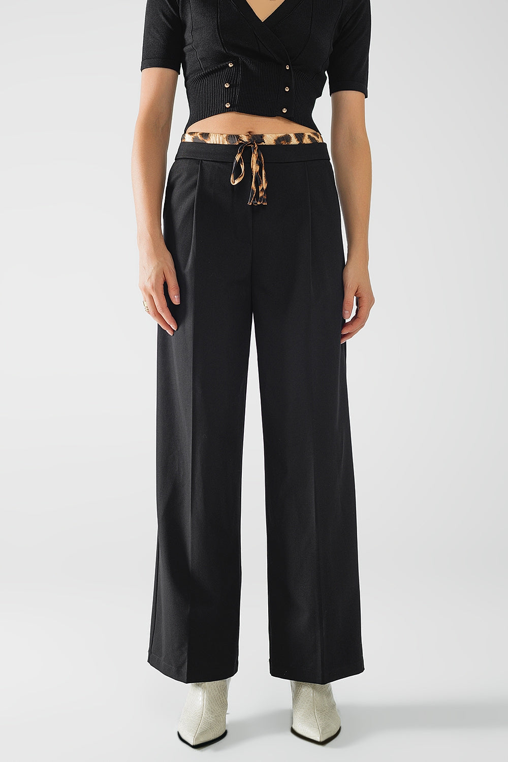 Q2 Pantalon long noir à plis avec détail léopard à la taille