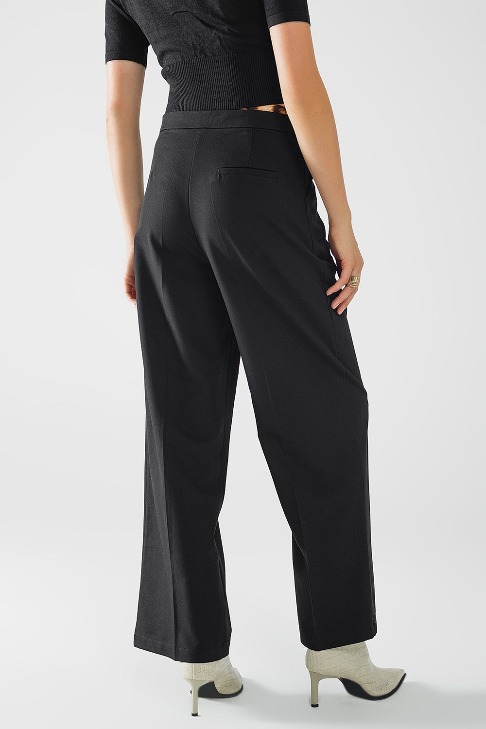 Pantalon long noir à plis avec détail léopard à la taille