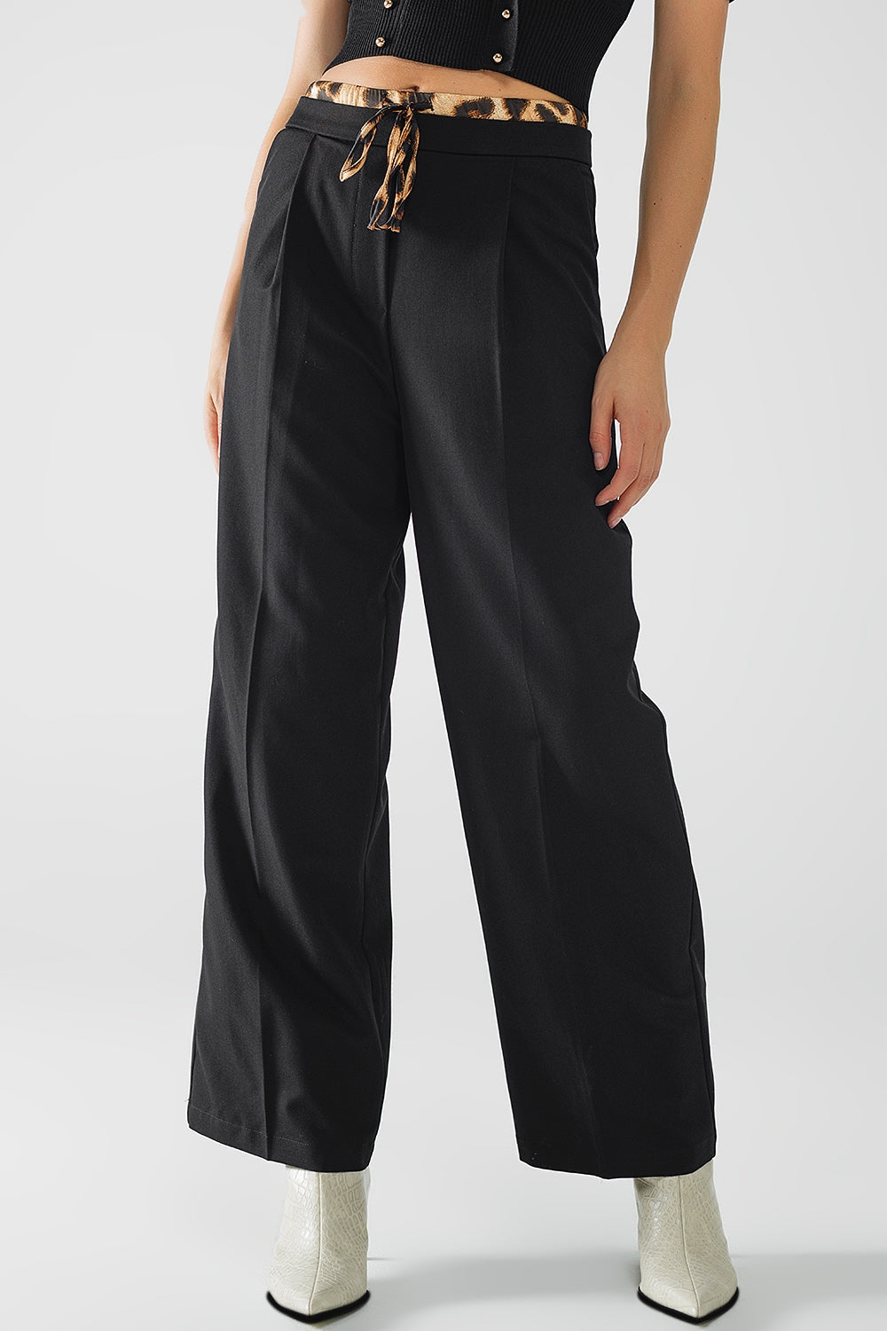 Pantalon long noir à plis avec détail léopard à la taille