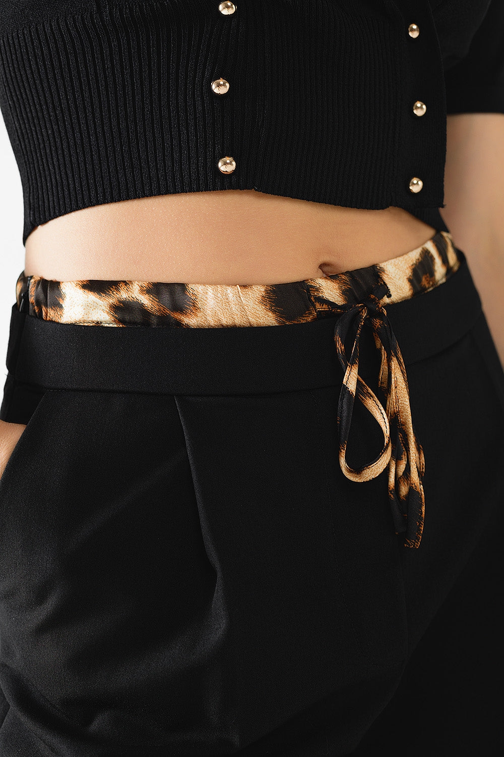 Pantalon long noir à plis avec détail léopard à la taille
