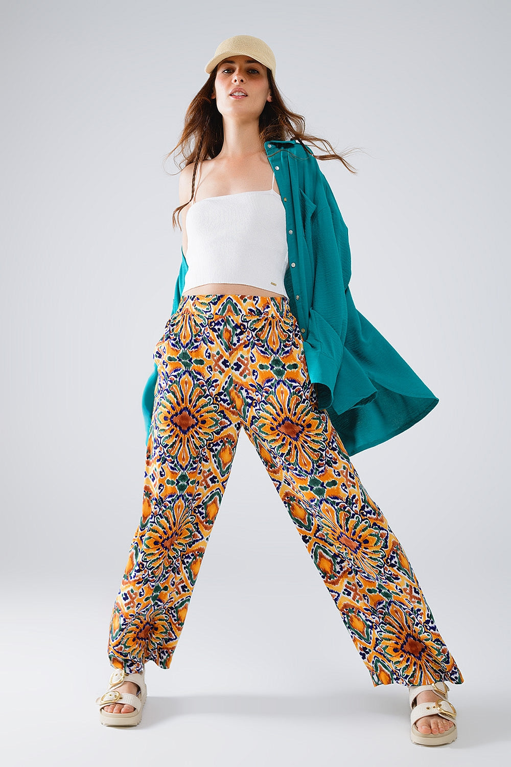 Q2 Pantalon multicolore avec impression de fleurs en orange et bleu
