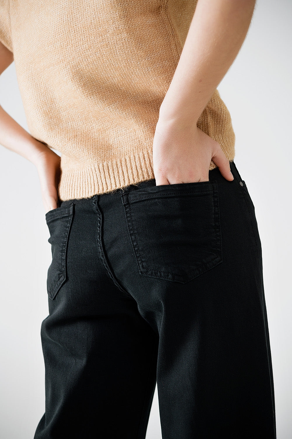 Pantalon noir à jambes larges avec imprimé léopard en bas