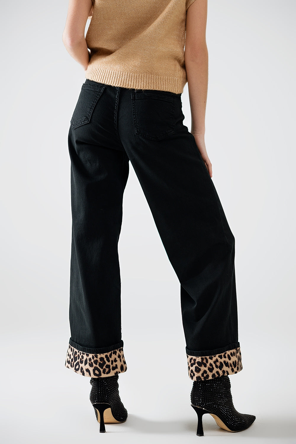 Pantalon noir à jambes larges avec imprimé léopard en bas