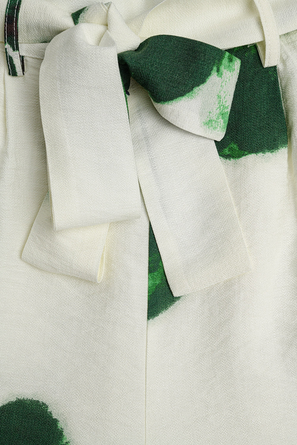 Pantalon Palazzo blanc avec imprimé de fleurs tropicales vertes et ceinture assortie
