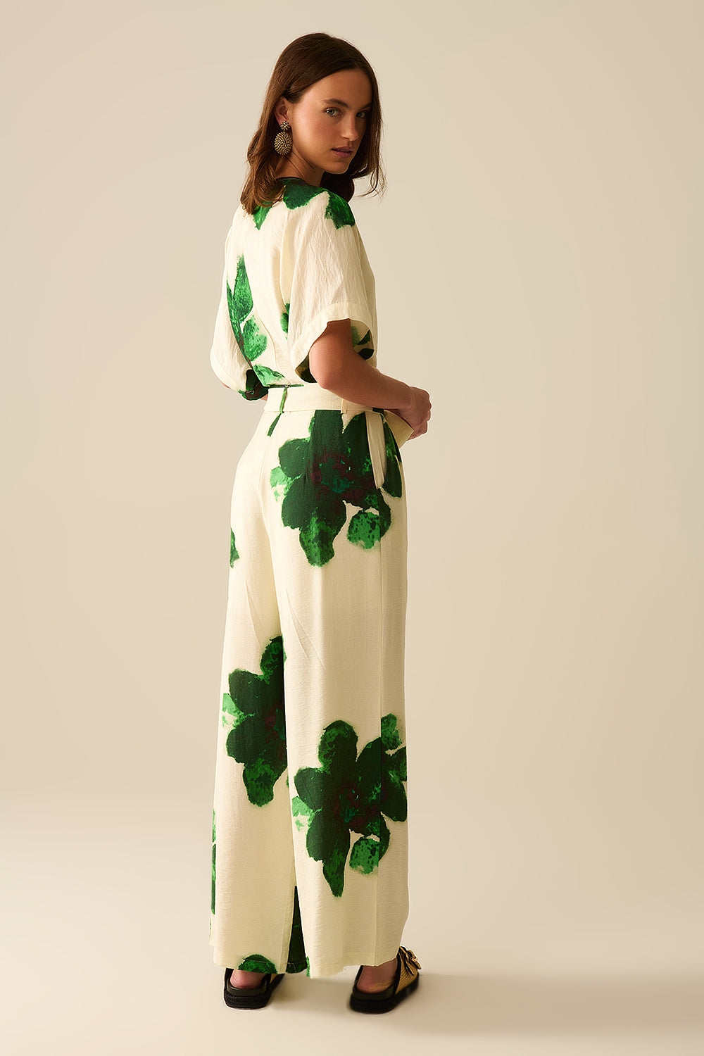 Pantalon Palazzo blanc avec imprimé de fleurs tropicales vertes et ceinture assortie