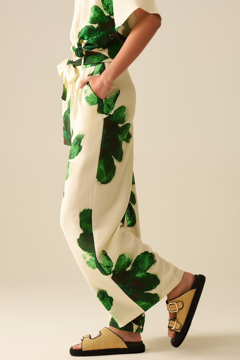 Pantalon Palazzo blanc avec imprimé de fleurs tropicales vertes et ceinture assortie