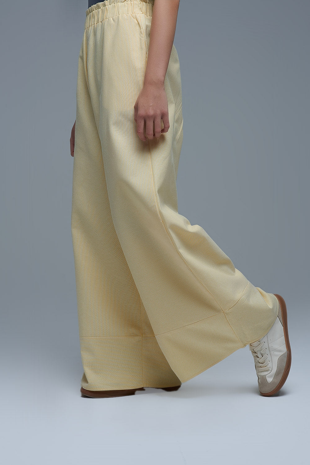 Pantalon palazzo rayé jaune avec jambe extra large