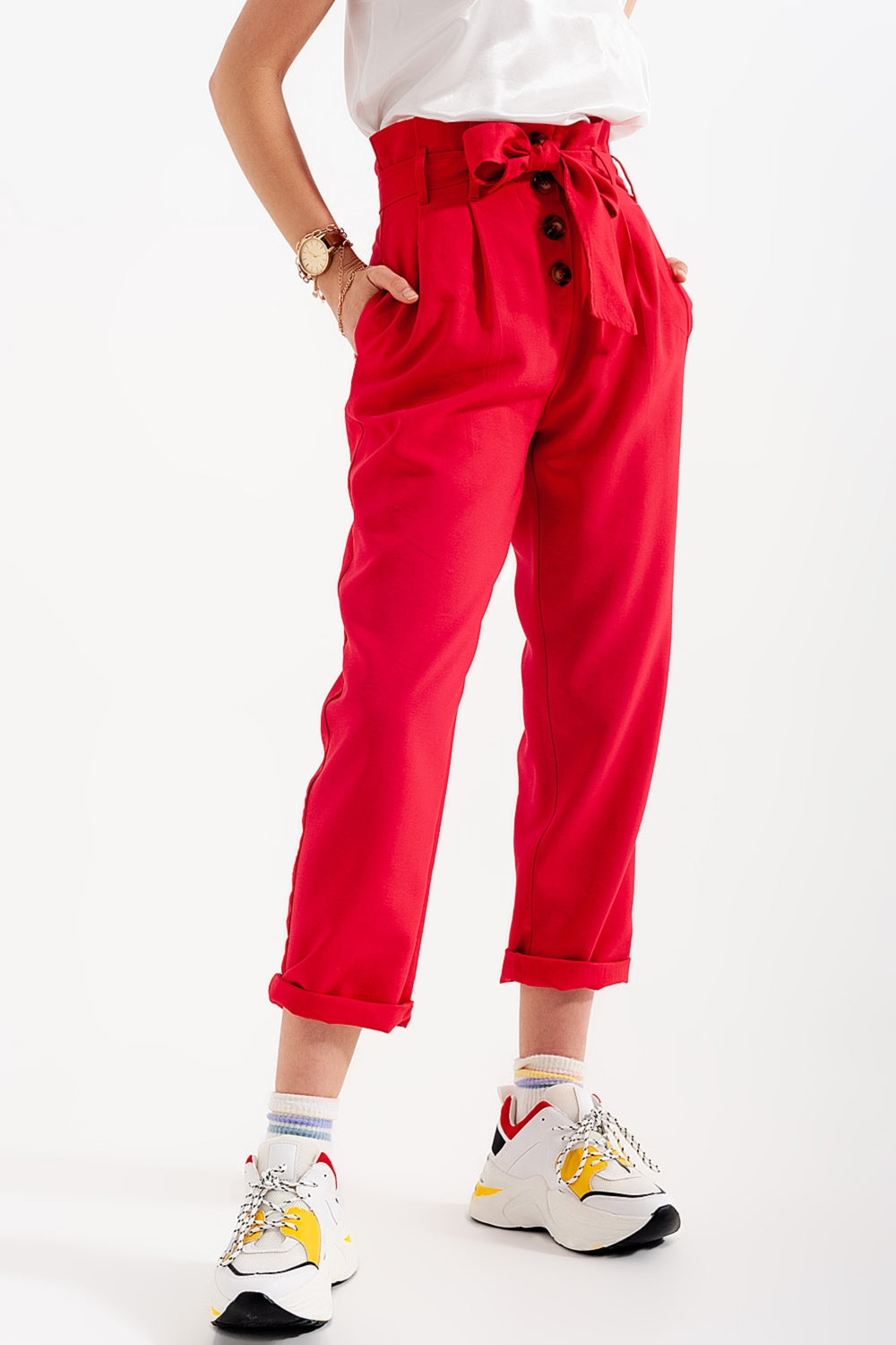 Pantalon taille haute froncée avec ceinture rouge