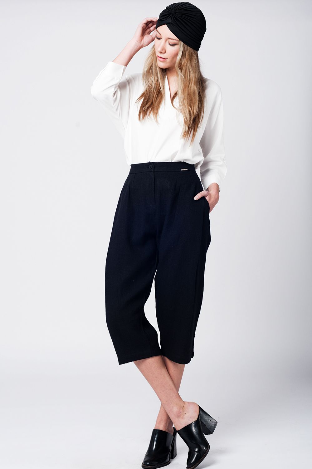 Pantalons moitié de jambe lin noir avec des détails de pinces