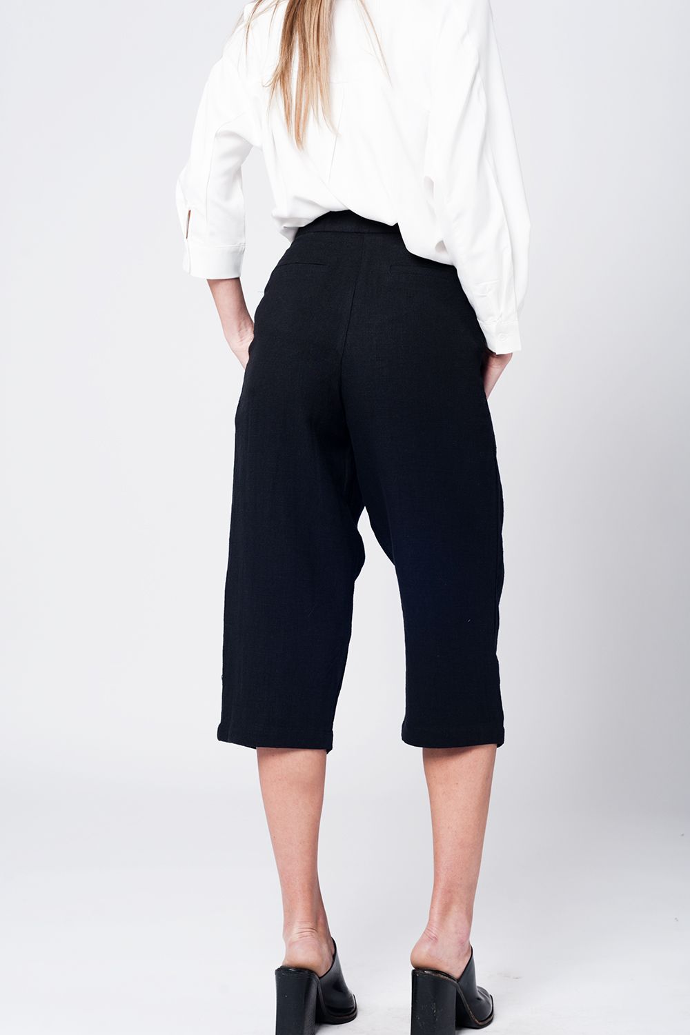 Pantalons moitié de jambe lin noir avec des détails de pinces