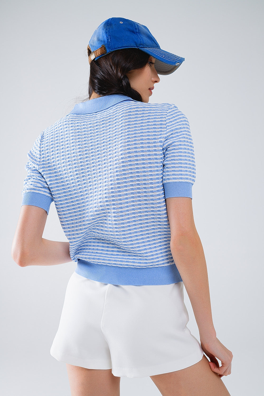 Polo à manches courtes en bleu et rayures blanches