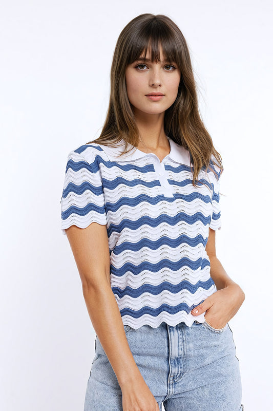 Q2 Polo blanc à rayures ondulées bleues