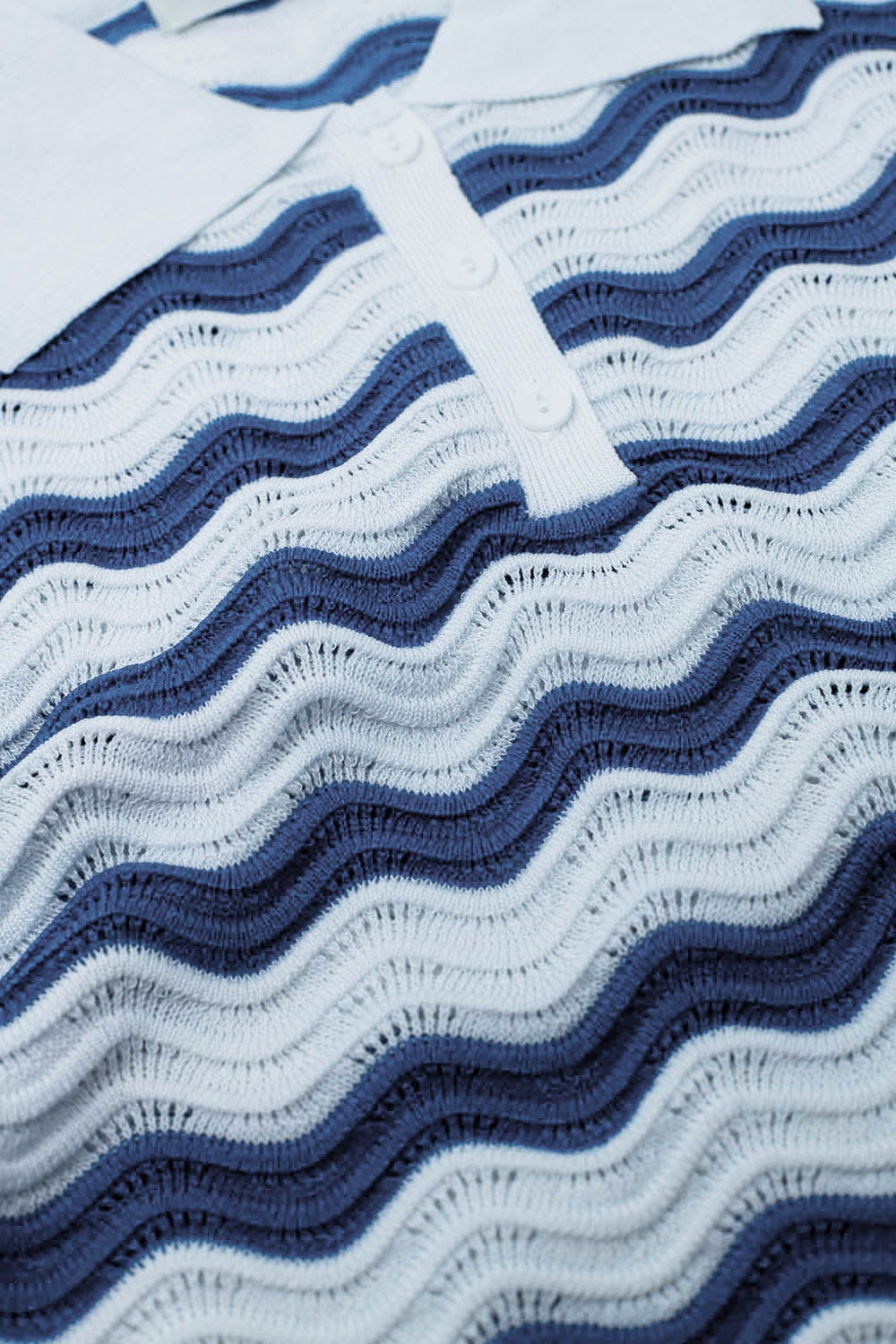 Polo blanc à rayures ondulées bleues