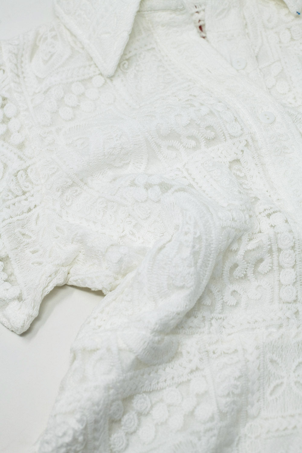Polo blanc crocheté avec fermeture à boutons
