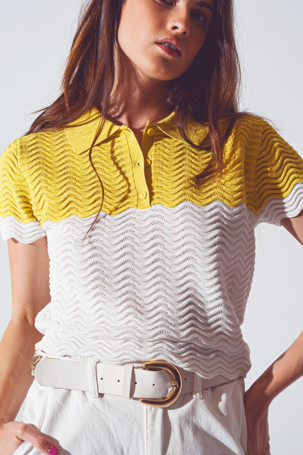 Polo court tricoté en blocs de couleur blanc et jaune
