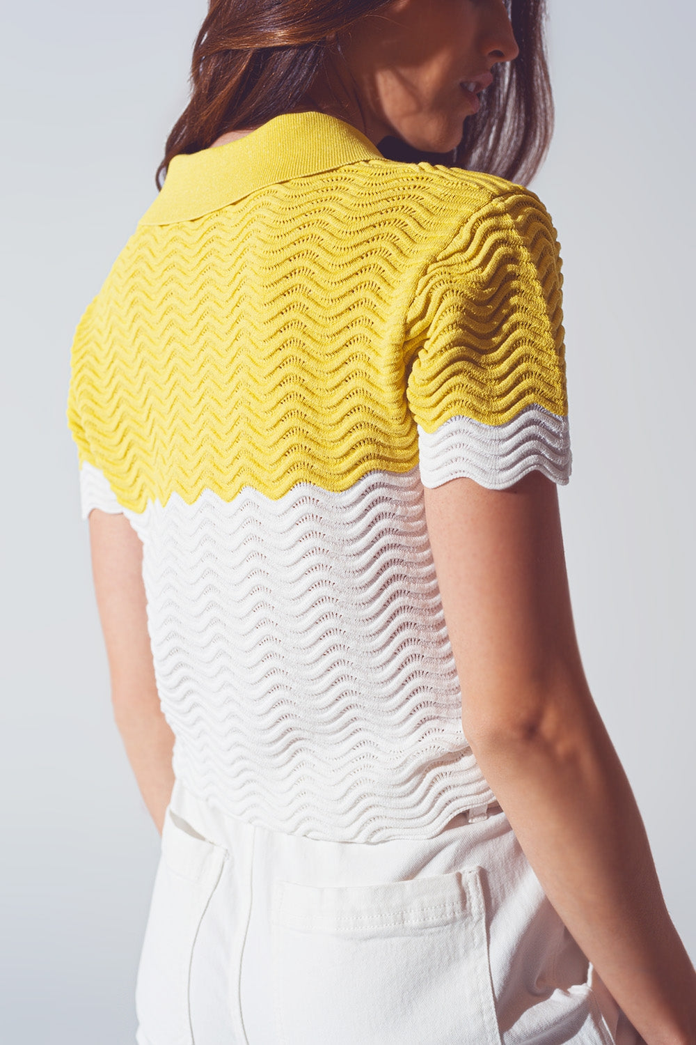 Polo court tricoté en blocs de couleur blanc et jaune