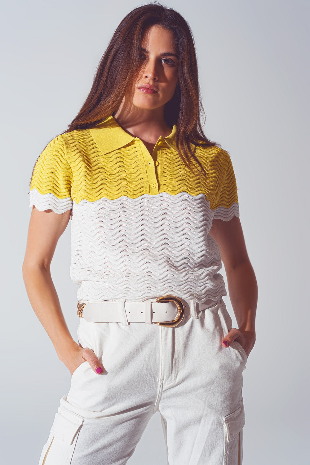 Polo court tricoté en blocs de couleur blanc et jaune