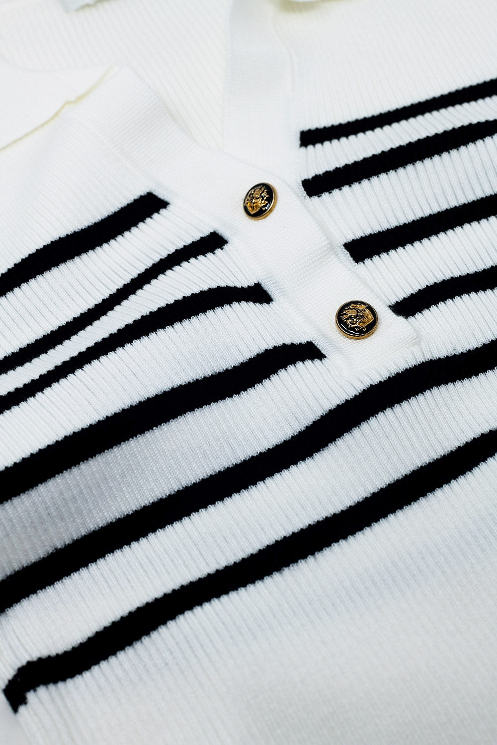 Polo rayé à boutons en blanc