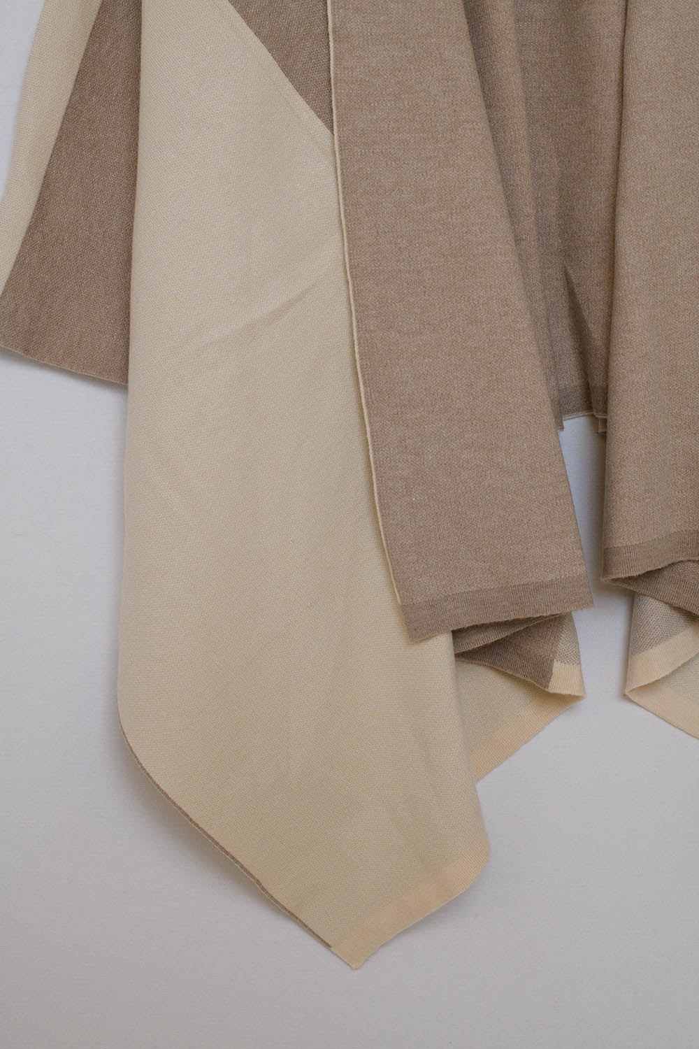 Poncho asymétrique en brun clair et brun foncé