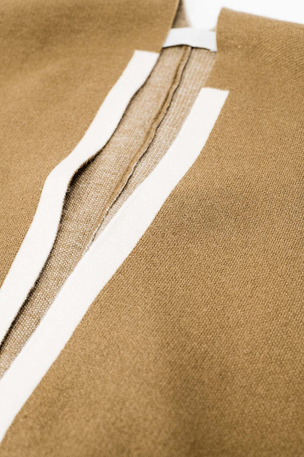 Poncho tricoté en camel avec bordures écrues
