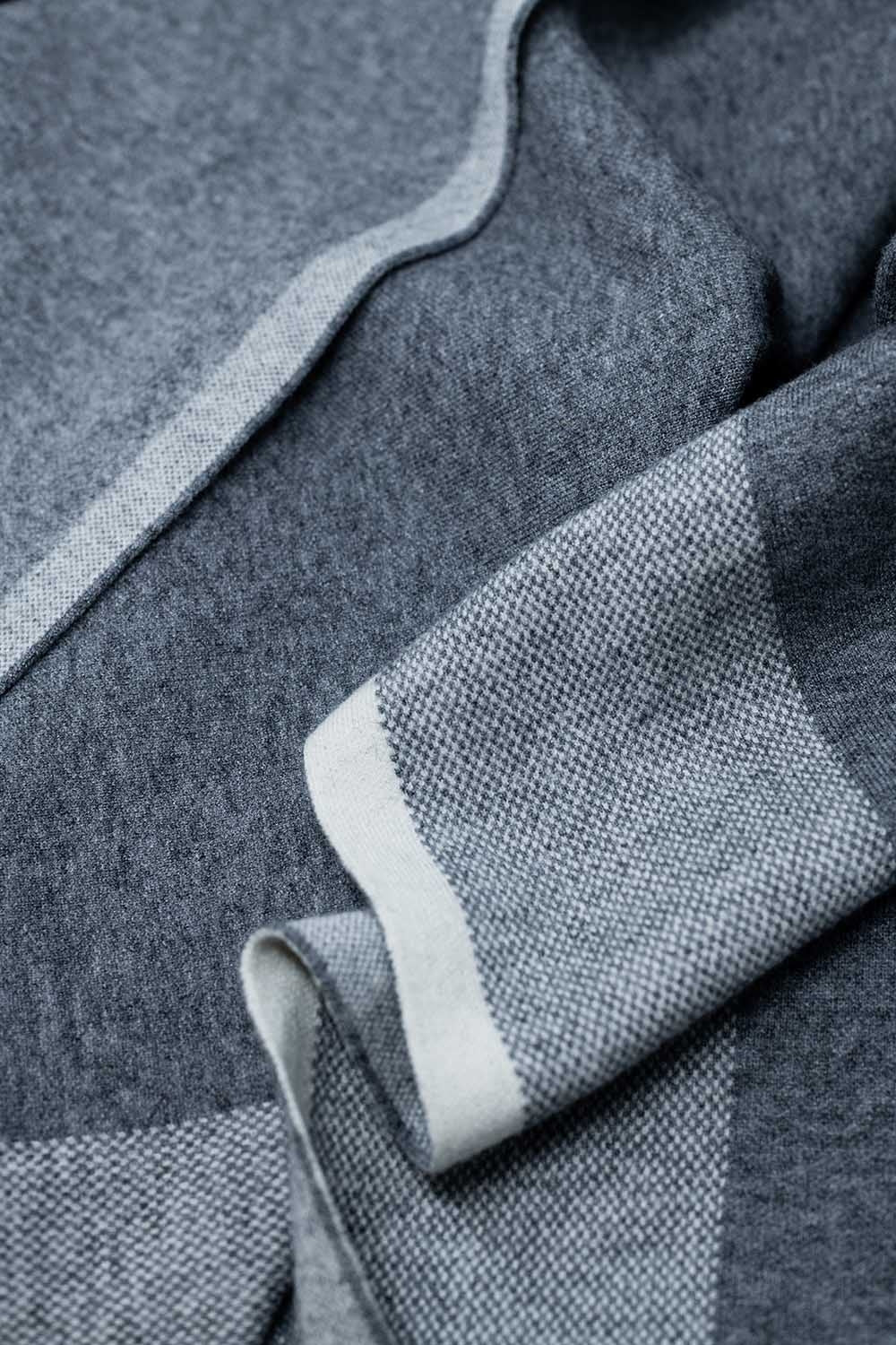 Poncho tricoté en gris avec bordures écrues