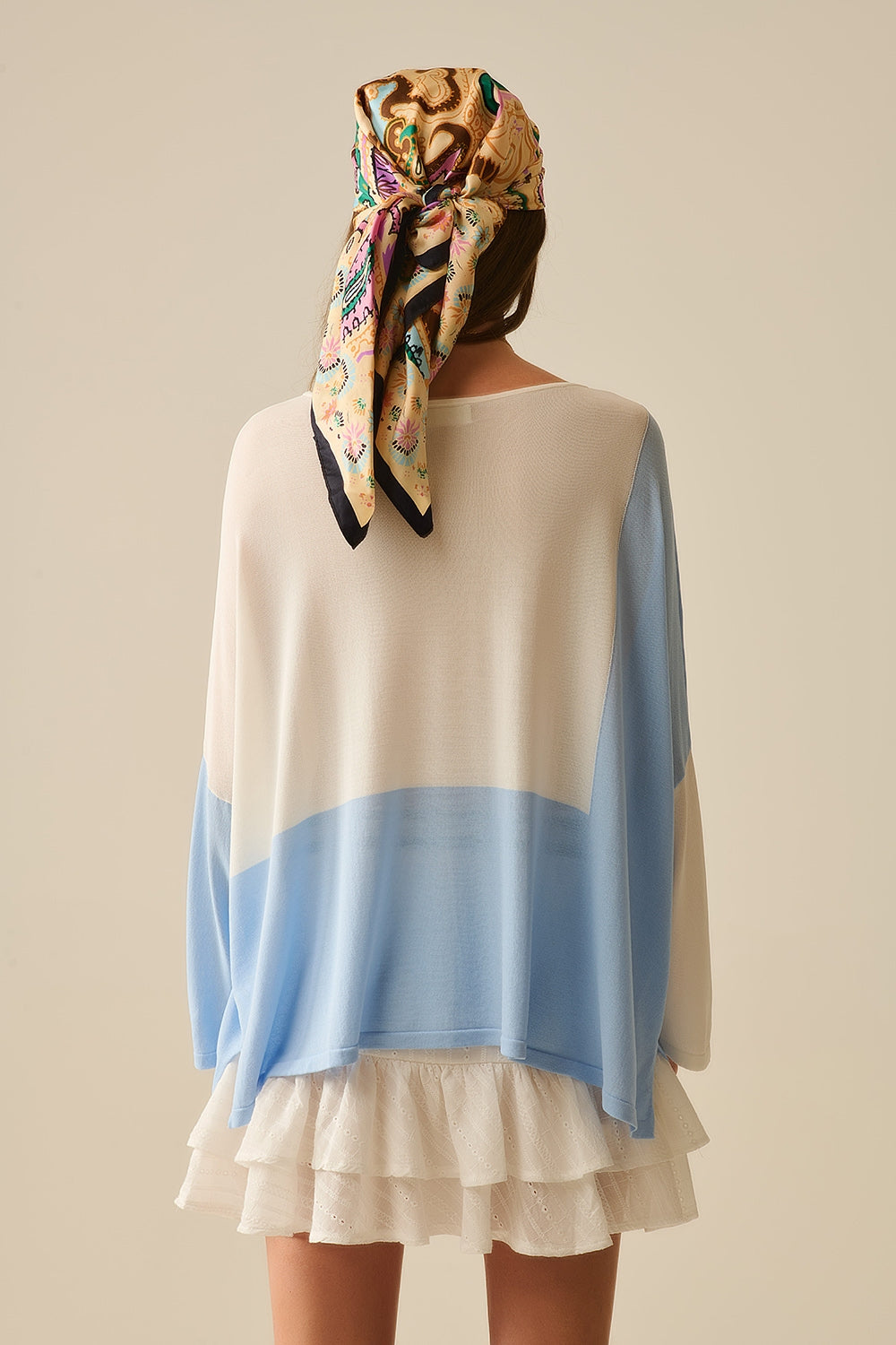 Pull à ailes de chauve-souris coloré en blanc et bleu