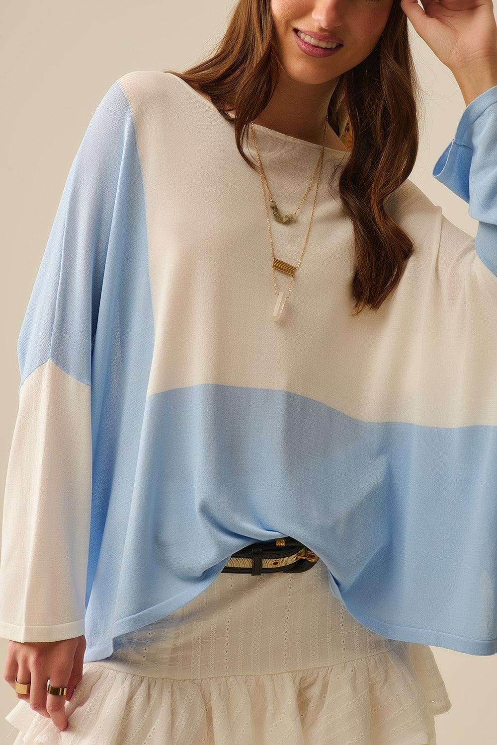 Pull à ailes de chauve-souris coloré en blanc et bleu