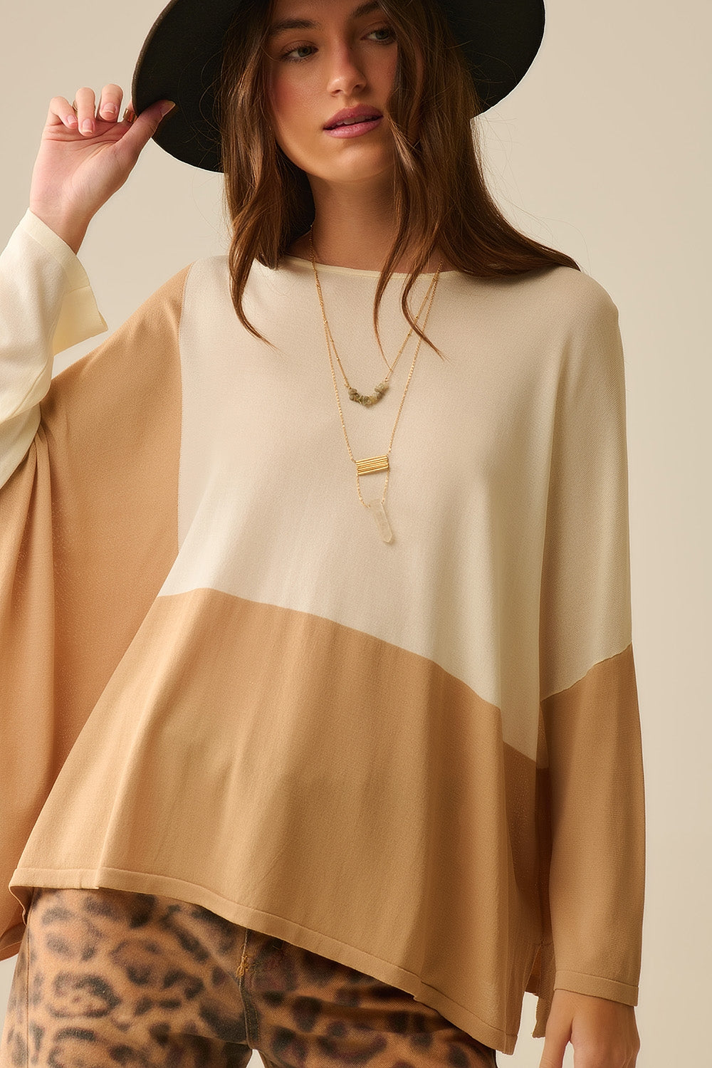 Pull à ailes de chauve-souris coloré en blanc et camel