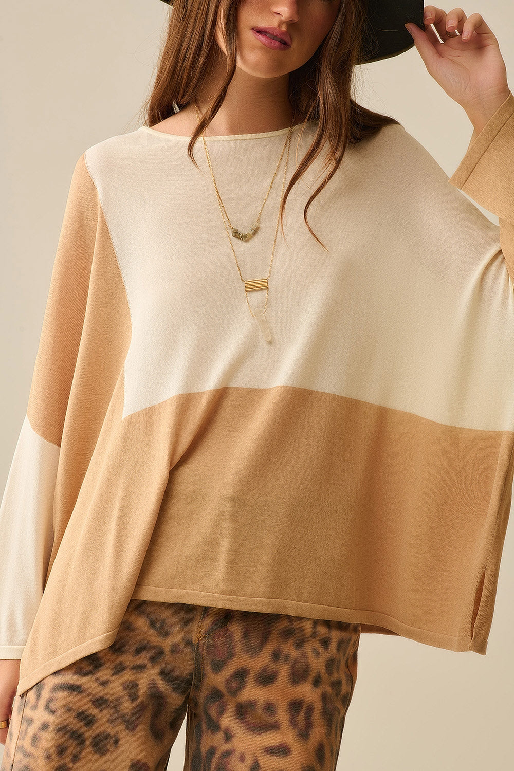 Pull à ailes de chauve-souris coloré en blanc et camel