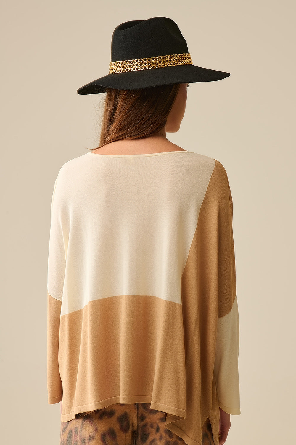 Pull à ailes de chauve-souris coloré en blanc et camel