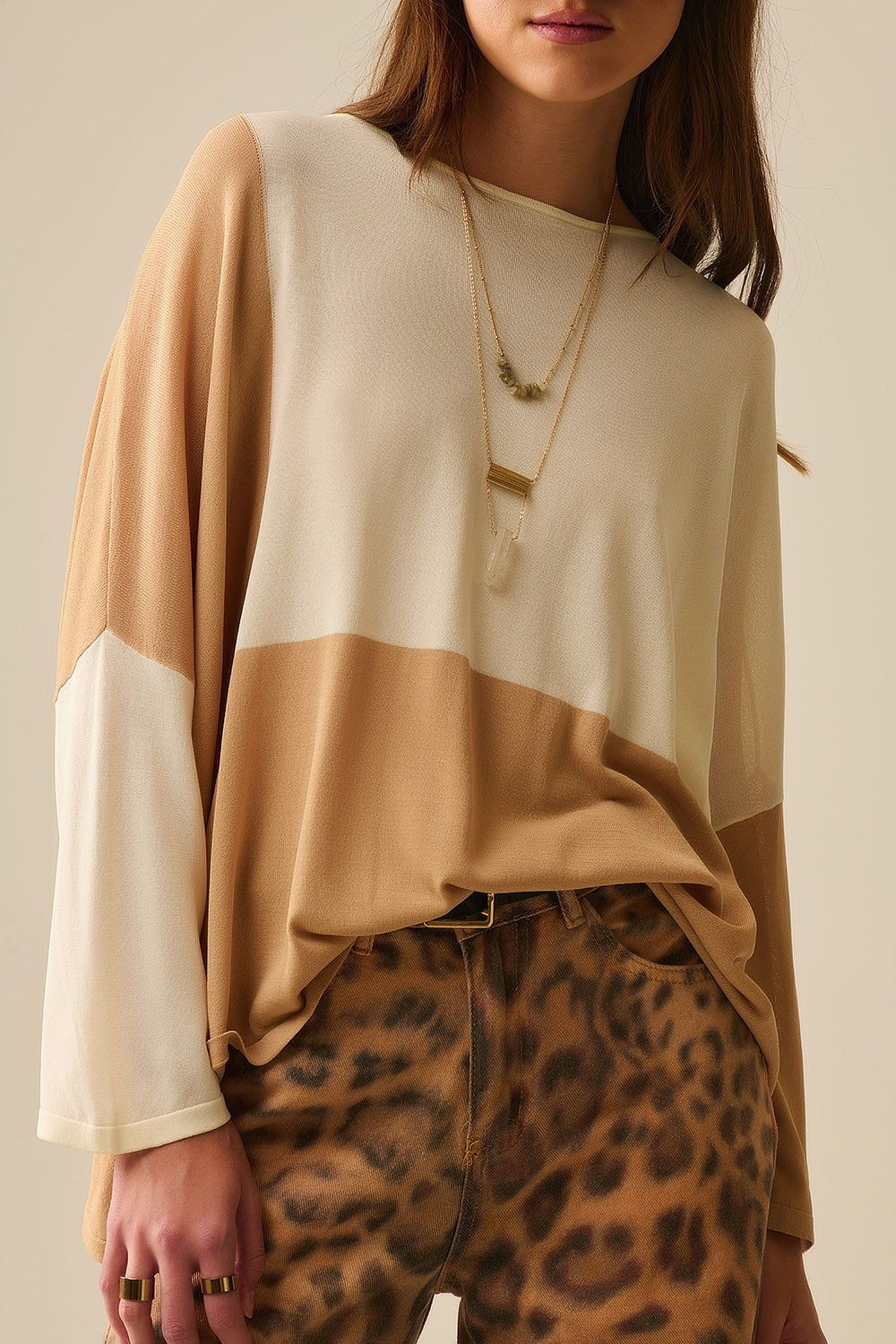 Pull à ailes de chauve-souris coloré en blanc et camel