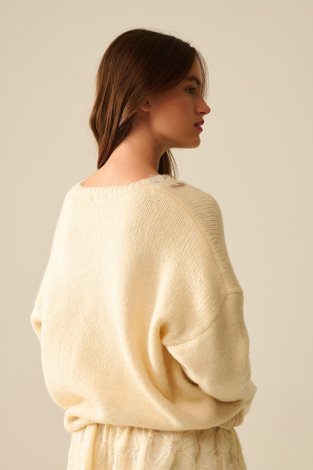 Pull à col en V crème avec détails en sequins