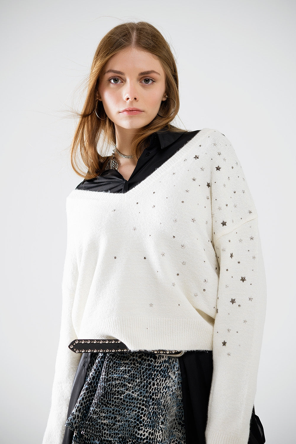 Pull à col en V orné d'étoiles métalliques