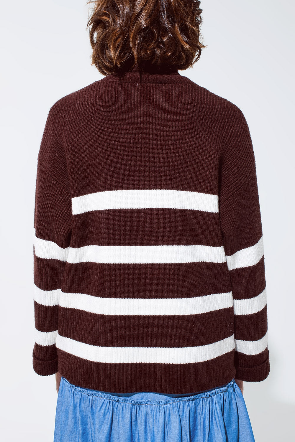 Pull à col roulé à rayures blanches marron chocolaté